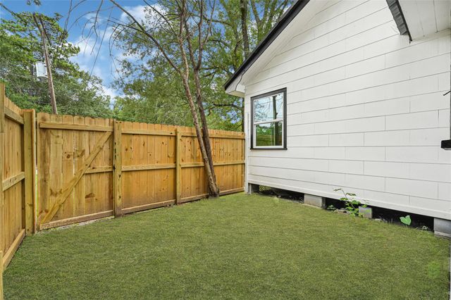1202 N Roberson Street, Conroe, TX 77301