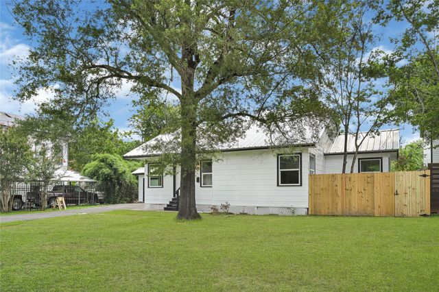1202 N Roberson Street, Conroe, TX 77301
