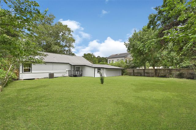 1202 N Roberson Street, Conroe, TX 77301