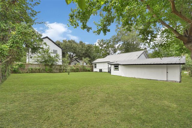 1202 N Roberson Street, Conroe, TX 77301