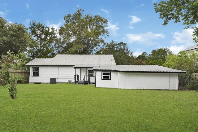 1202 N Roberson Street, Conroe, TX 77301