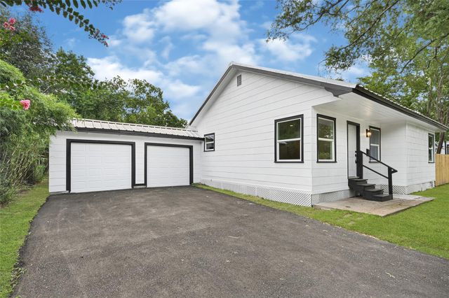 1202 N Roberson Street, Conroe, TX 77301