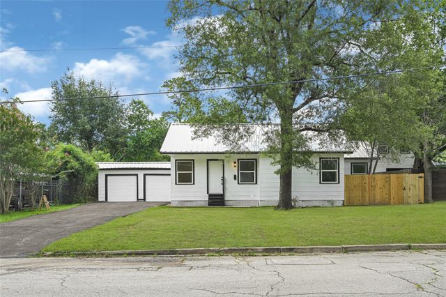 1202 N Roberson Street, Conroe, TX 77301