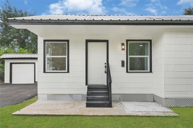 1202 N Roberson Street, Conroe, TX 77301