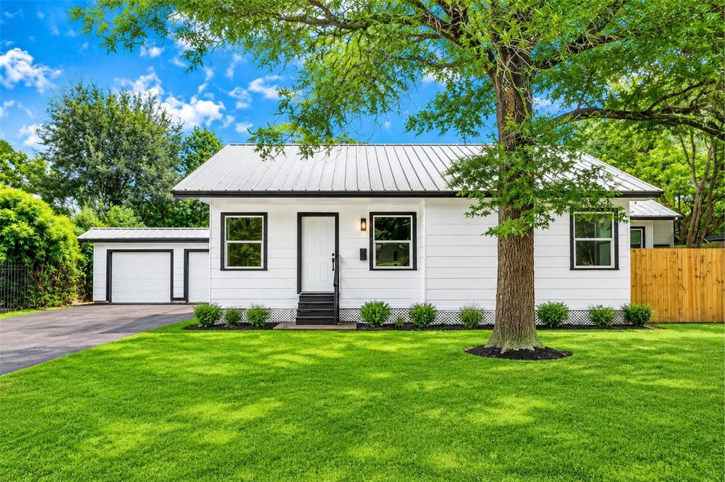 1202 N Roberson Street, Conroe, TX 77301
