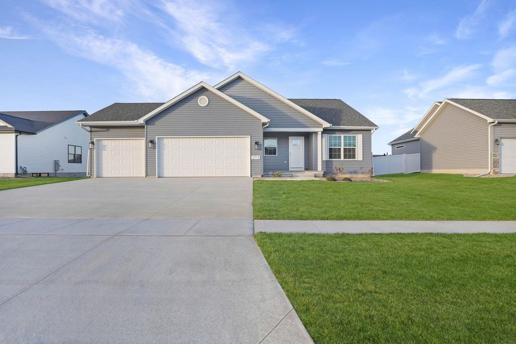 2715 Autumn Woods Drive, Cedar Falls, IA 50613