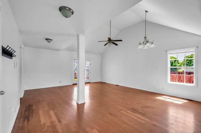 609 S Cavalcade Cir, Oak Grove, KY 42262