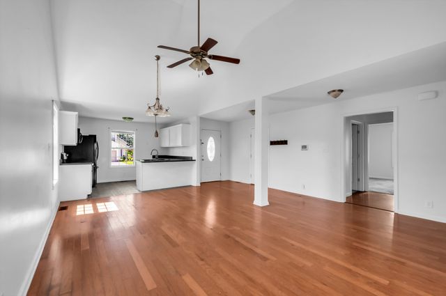 609 S Cavalcade Cir, Oak Grove, KY 42262