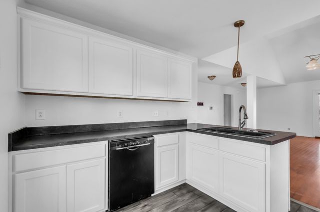 609 S Cavalcade Cir, Oak Grove, KY 42262