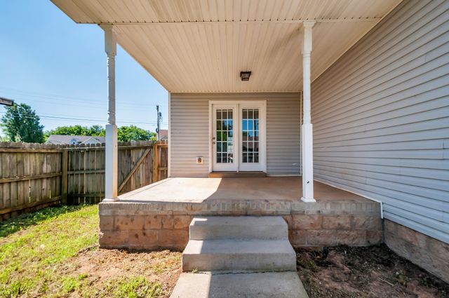 609 S Cavalcade Cir, Oak Grove, KY 42262
