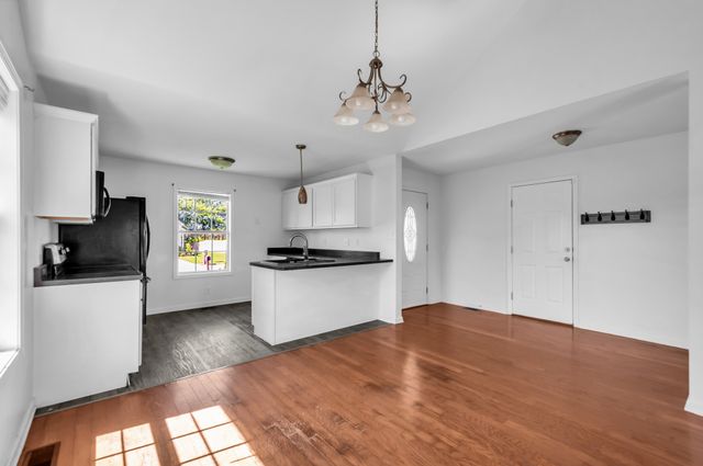 609 S Cavalcade Cir, Oak Grove, KY 42262