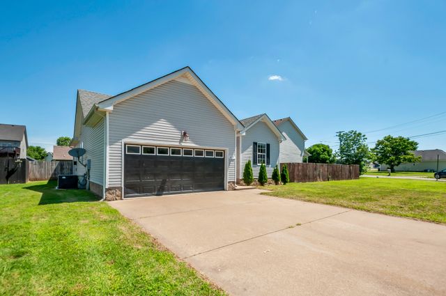 609 S Cavalcade Cir, Oak Grove, KY 42262