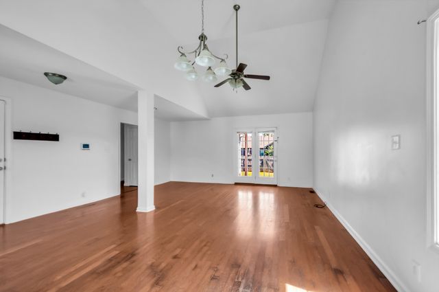 609 S Cavalcade Cir, Oak Grove, KY 42262