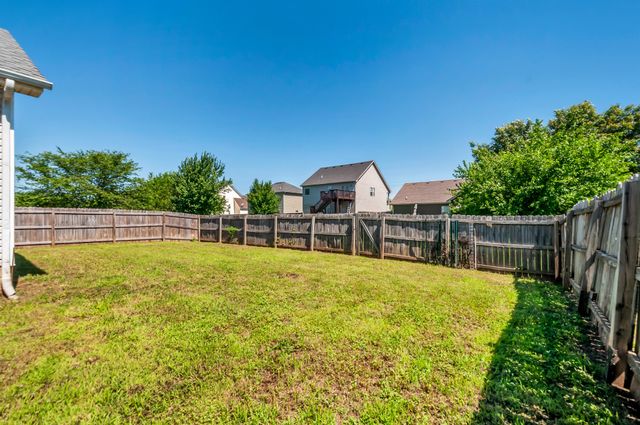 609 S Cavalcade Cir, Oak Grove, KY 42262
