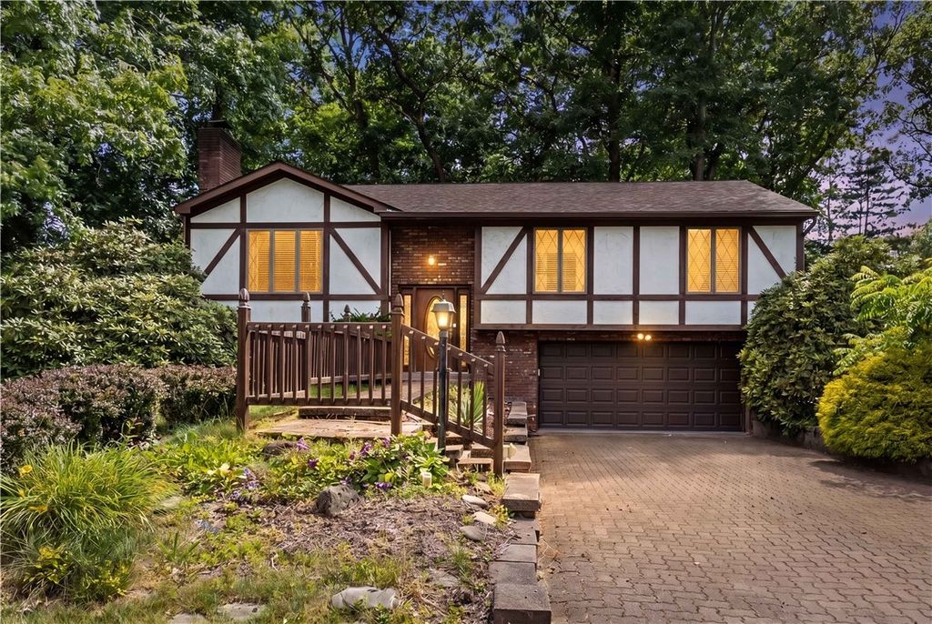 1721 Grove Crest Dr, Plum Boro, PA 15239