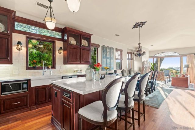 2061 Seaview Ave., Del Mar, CA 92014