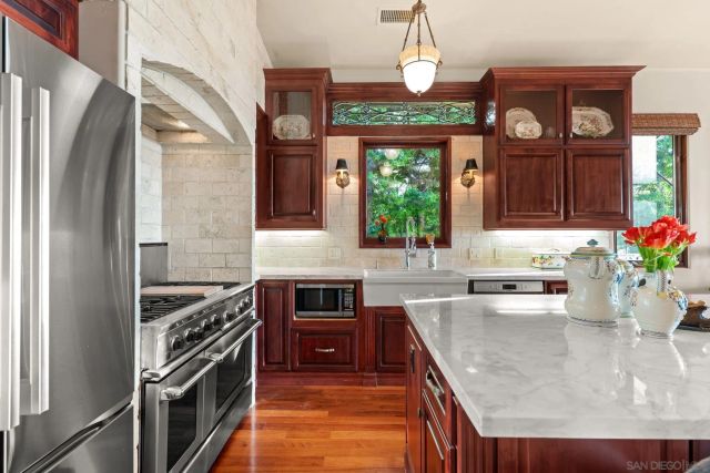 2061 Seaview Ave., Del Mar, CA 92014