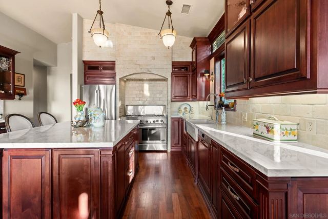 2061 Seaview Ave., Del Mar, CA 92014