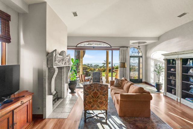 2061 Seaview Ave., Del Mar, CA 92014