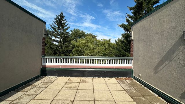 8050 Arbor Lane 303, Northfield, IL 60093