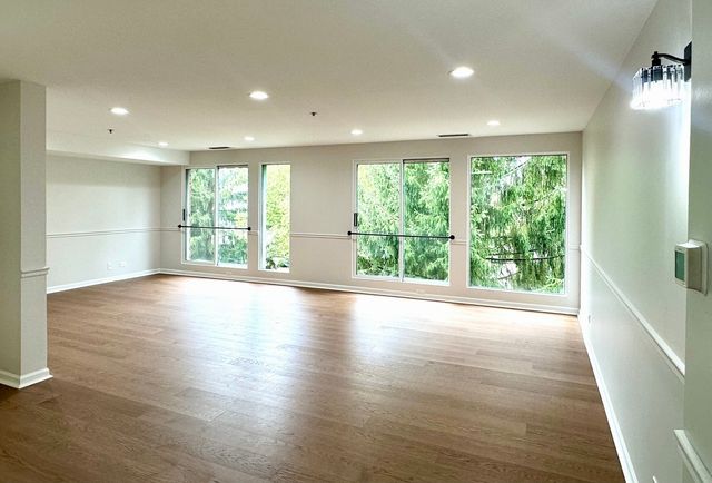 8050 Arbor Lane 303, Northfield, IL 60093