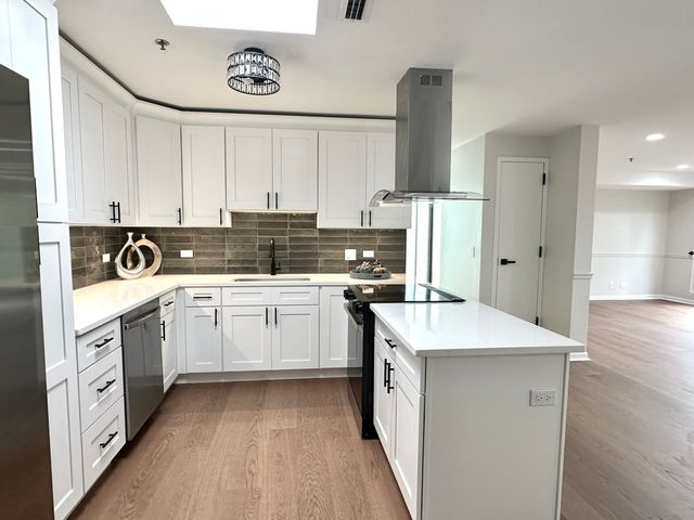 8050 Arbor Lane 303, Northfield, IL 60093