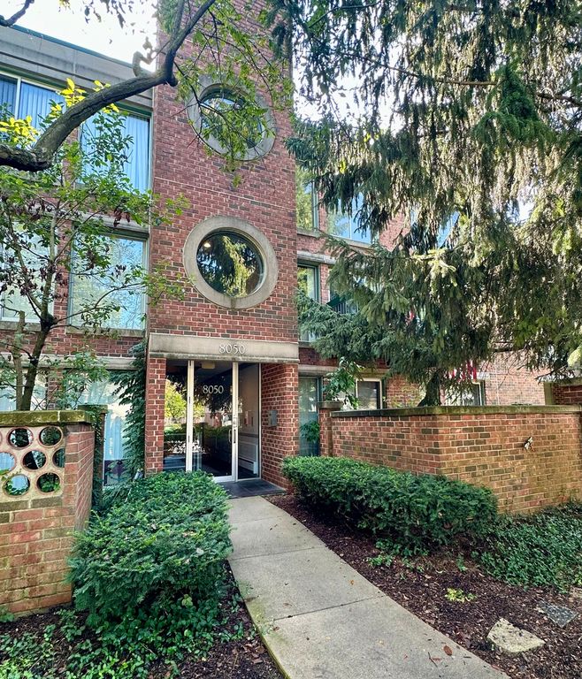 8050 Arbor Lane 303, Northfield, IL 60093