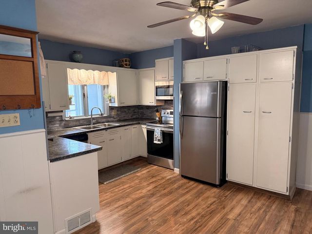 122 N WALNUT ST, Fleetwood, PA 19522