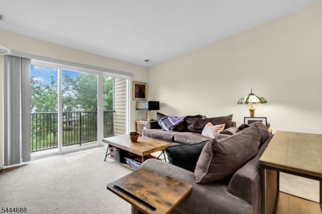 57 Fisher Dr, Franklin Twp., NJ 08823