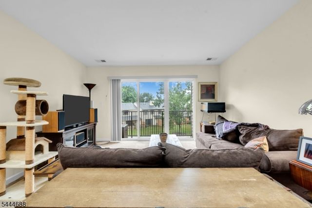 57 Fisher Dr, Franklin Twp., NJ 08823