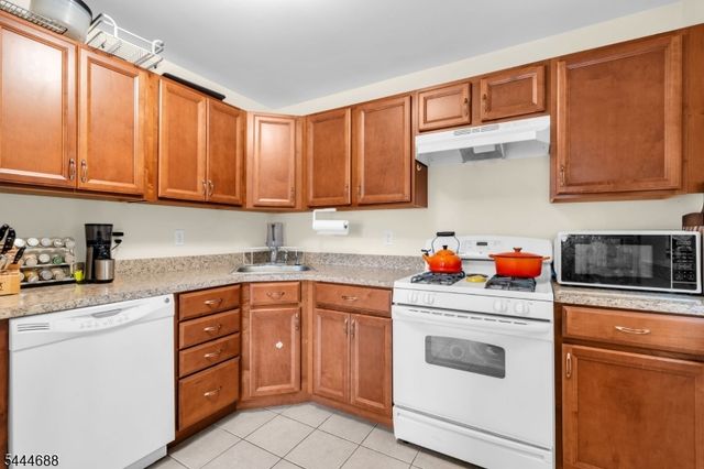 57 Fisher Dr, Franklin Twp., NJ 08823