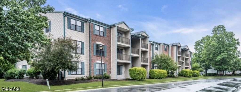 57 Fisher Dr, Franklin Twp., NJ 08823