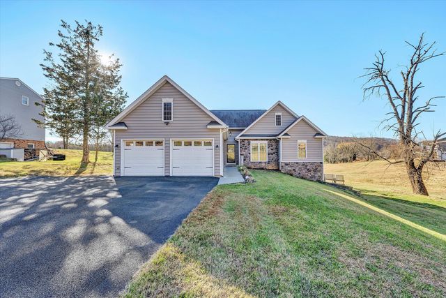 207 Overlook RD, Vinton, VA 24179