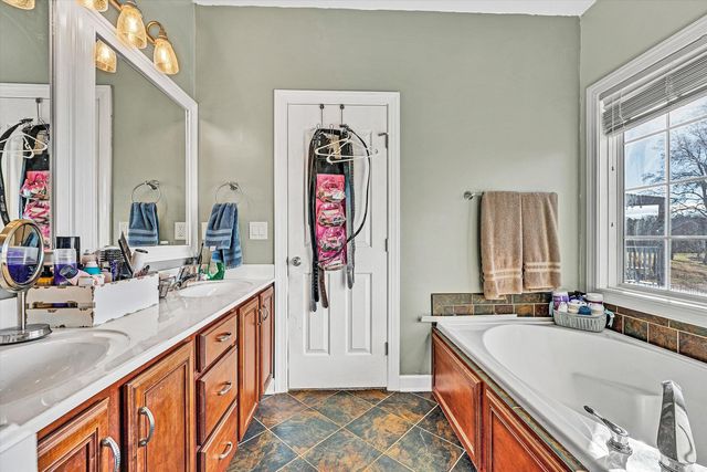 207 Overlook RD, Vinton, VA 24179