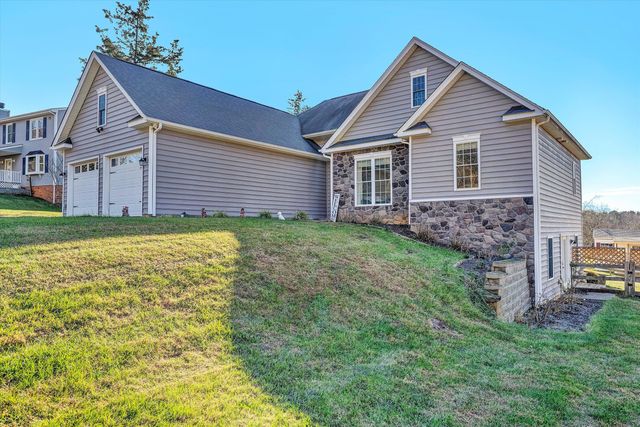 207 Overlook RD, Vinton, VA 24179
