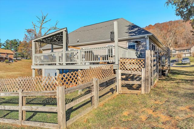 207 Overlook RD, Vinton, VA 24179