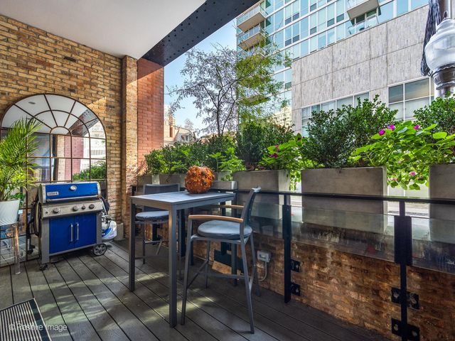 676 N Kingsbury Street 104, Chicago, IL 60654