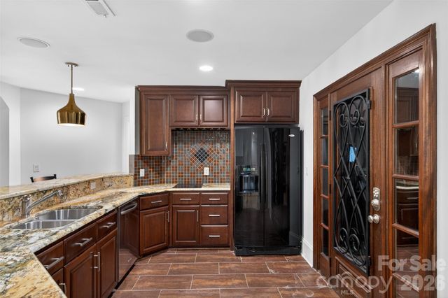 2132 Foxcroft Woods Lane, Charlotte, NC 28211