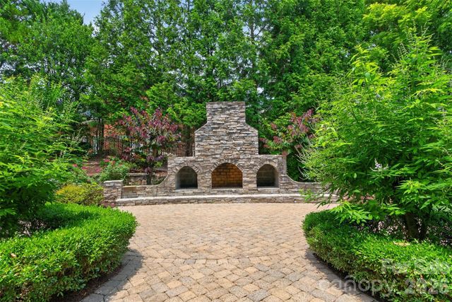 2132 Foxcroft Woods Lane, Charlotte, NC 28211