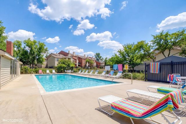 1955 N Hicks Road 105, Palatine, IL 60074