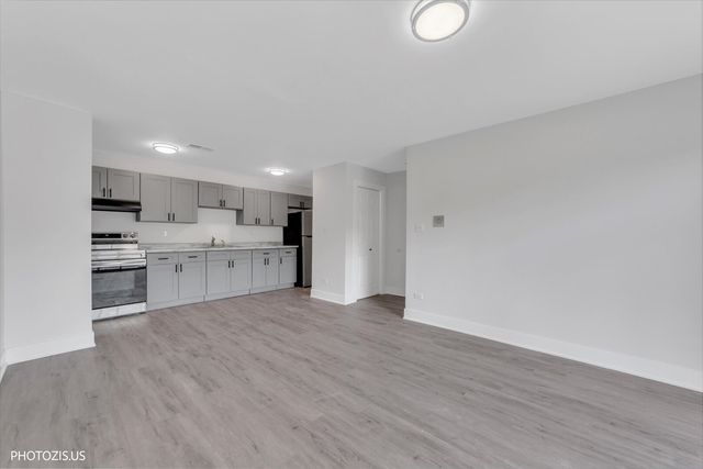 1955 N Hicks Road 105, Palatine, IL 60074