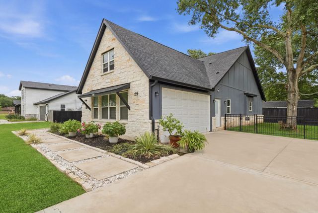708 Magnolia St Avenue, Sealy, TX 77474