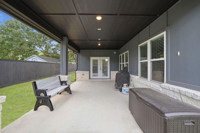 708 Magnolia St Avenue, Sealy, TX 77474