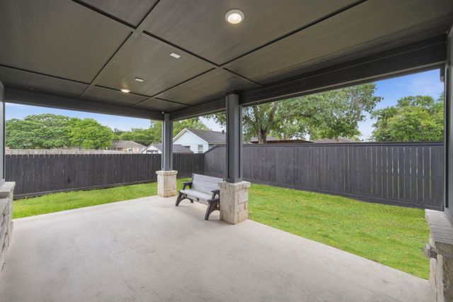 708 Magnolia St Avenue, Sealy, TX 77474
