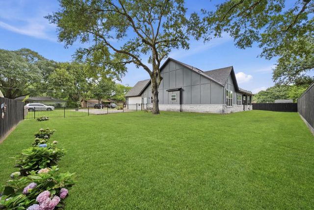 708 Magnolia St Avenue, Sealy, TX 77474