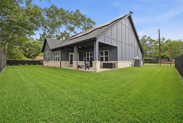 708 Magnolia St Avenue, Sealy, TX 77474
