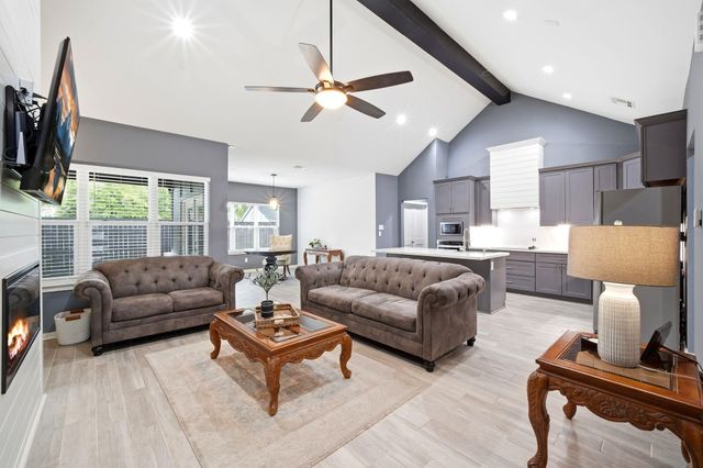 708 Magnolia St Avenue, Sealy, TX 77474