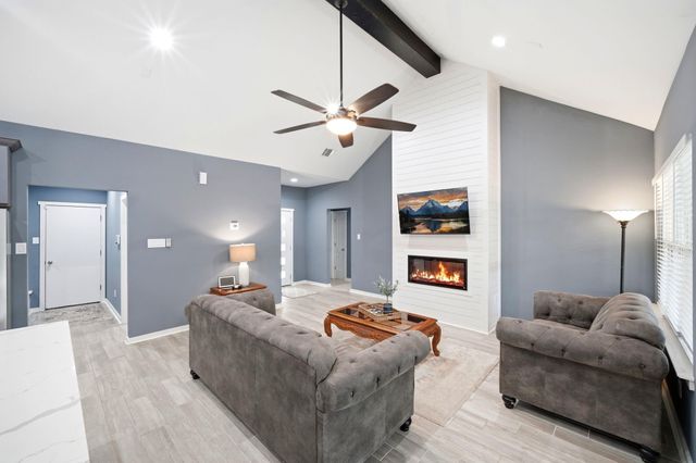 708 Magnolia St Avenue, Sealy, TX 77474