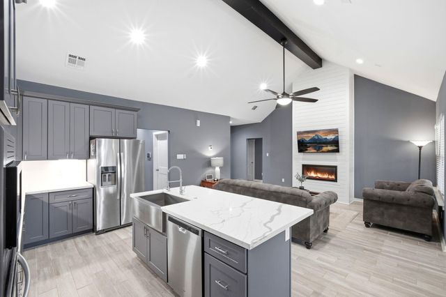 708 Magnolia St Avenue, Sealy, TX 77474