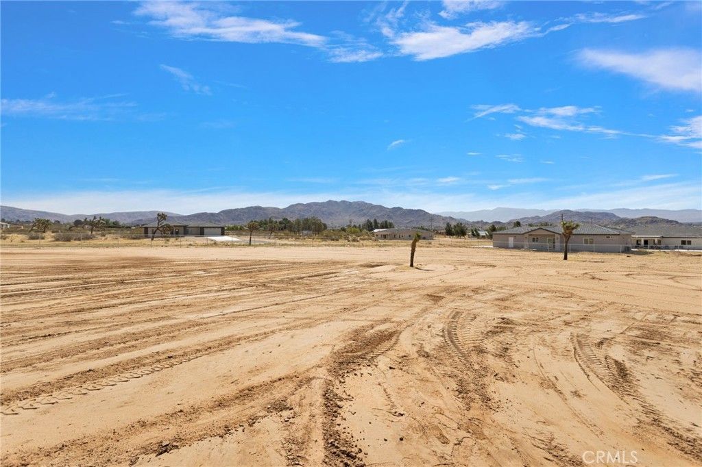 Image 6 of property listing at 23771 Pala, Apple Valley, CA 92307